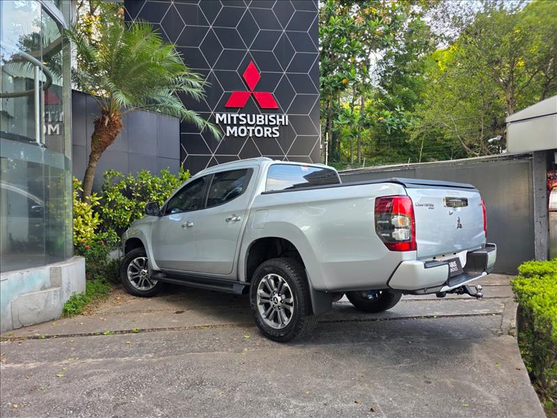 Mitsubishi-L200 TRITON-2.4 16V Turbo Sport Hpe-s CD 4X4