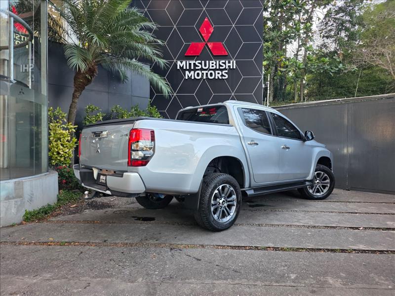 Mitsubishi-L200 TRITON-2.4 16V Turbo Sport Hpe-s CD 4X4