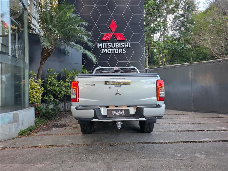 Mitsubishi-L200 TRITON-2.4 16V Turbo Sport Hpe-s CD 4X4