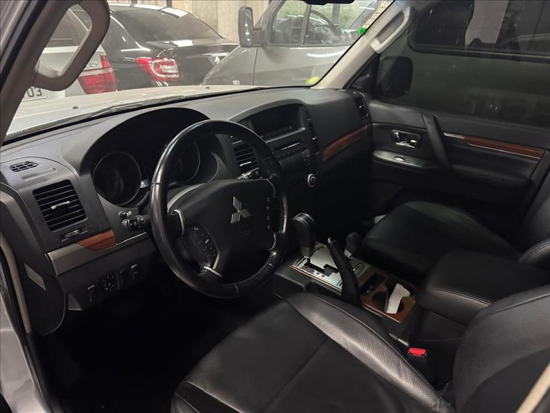 Mitsubishi-PAJERO FULL-3.8 HPE 4X4 V6 24V
