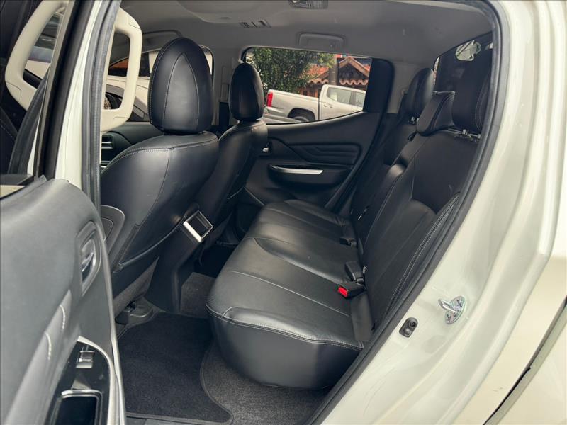 Mitsubishi-L200 TRITON-2.4 16V Turbo Sport Hpe-s CD 4X4