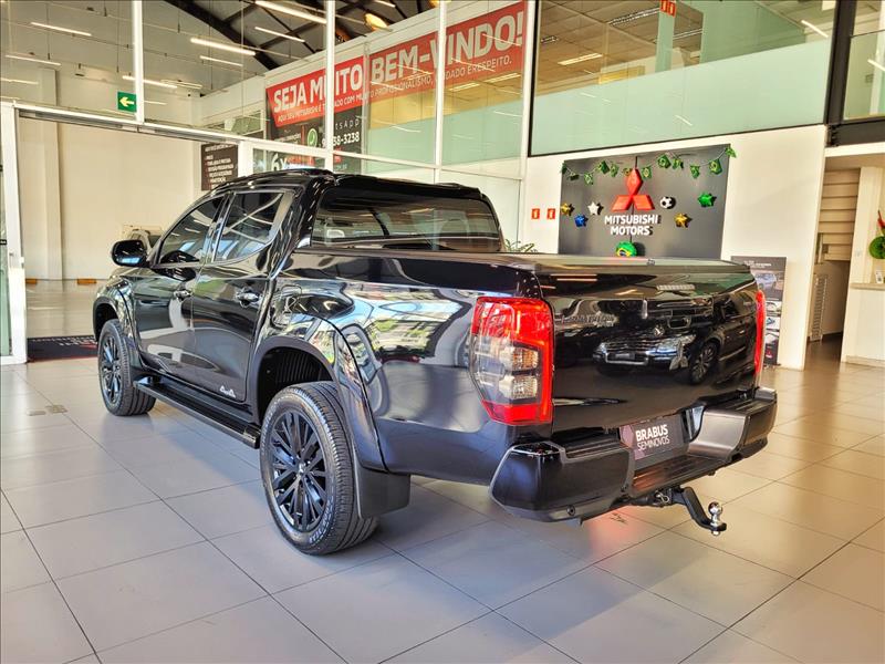 Mitsubishi-L200 TRITON-2.4 16V Turbo Sport Hpe-s Urban CD 4X4