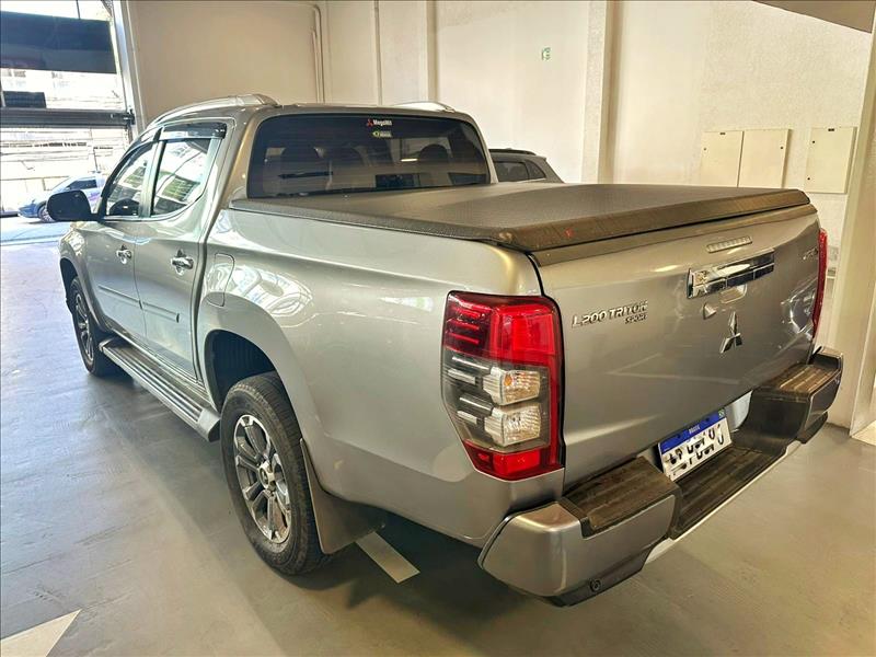 Mitsubishi-L200 TRITON-2.4 16V Turbo Sport Hpe-s CD 4X4