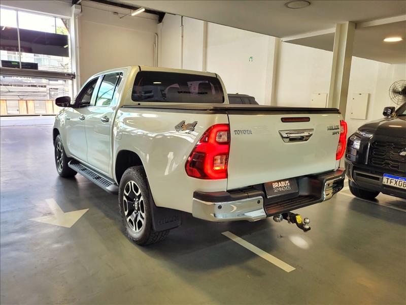 Toyota-HILUX-2.8 D-4d Turbo CD SRX 4X4