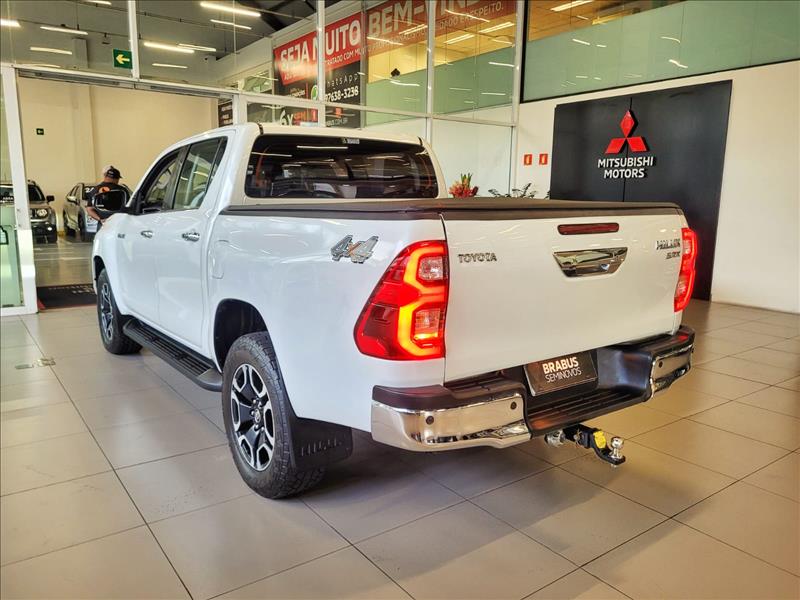 Toyota-HILUX-2.8 D-4d Turbo CD SRX 4X4