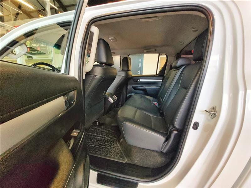 Toyota-HILUX-2.8 D-4d Turbo CD SRX 4X4