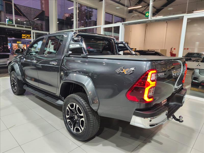 Toyota-HILUX-2.8 D-4d Turbo CD SRX Plus 4X4