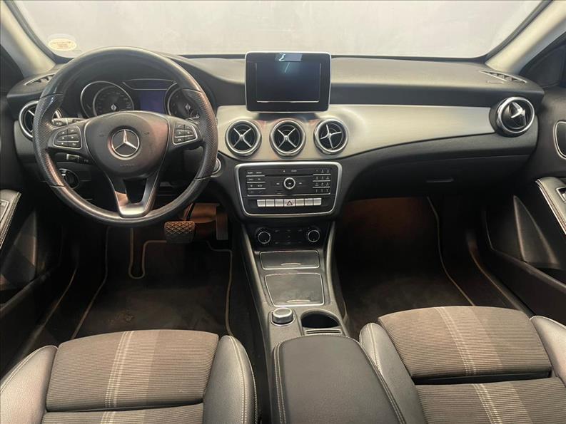 MERCEDES BENZ-GLA 200-1.6 CGI Advance 7g-dct