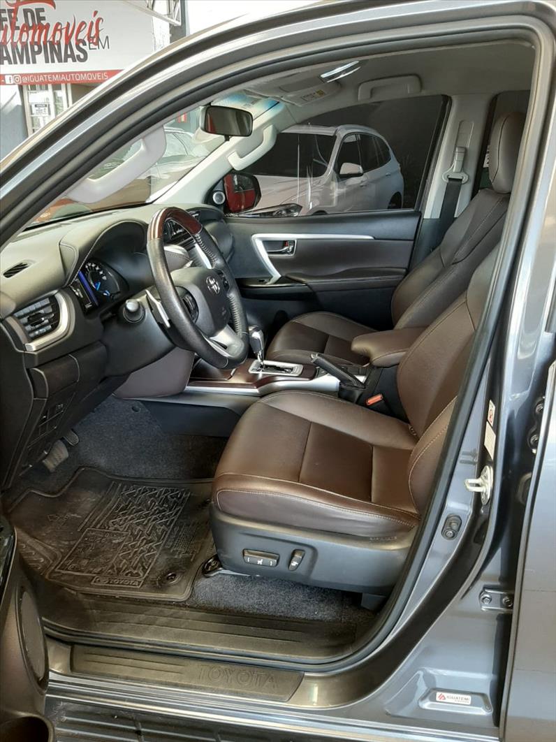 TOYOTA HILUX SW4 2.7 SRV 7 Lugares 4X2 16V-4 - Loja de Veículos - 0