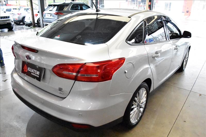 FORD FOCUS 2.0 SE Fastback 16V-3 - Loja de Veículos - 0