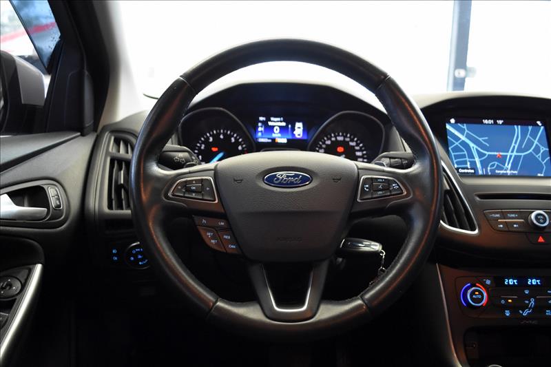 FORD FOCUS 2.0 SE Fastback 16V-7 - Loja de Veículos - 0