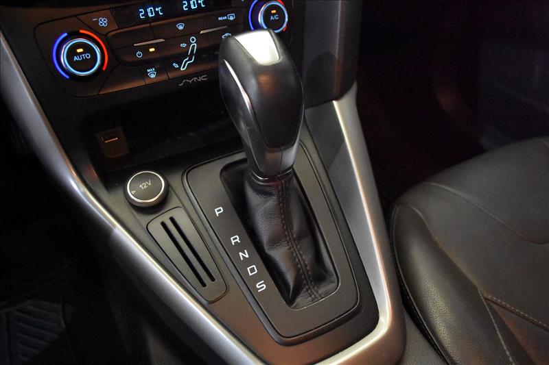 FORD FOCUS 2.0 SE Fastback 16V-10 - Loja de Veículos - 0