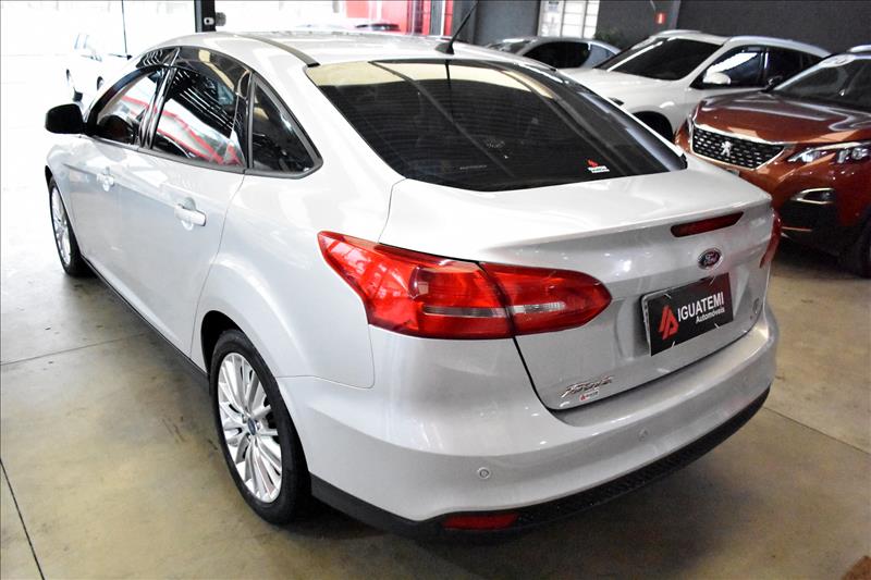 FORD FOCUS 2.0 SE Fastback 16V-12 - Loja de Veículos - 0