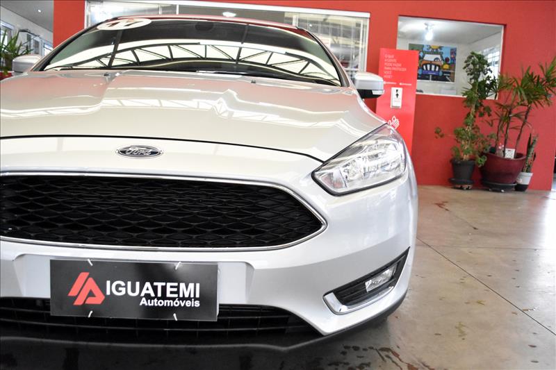 FORD FOCUS 2.0 SE Fastback 16V-16 - Loja de Veículos - 0