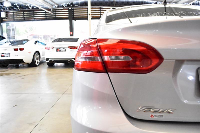 FORD FOCUS 2.0 SE Fastback 16V-17 - Loja de Veículos - 0
