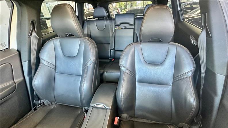VOLVO XC60 2.4 D5 Momentum AWD VOLVO XC60 2.4 D5 Momentum AWD