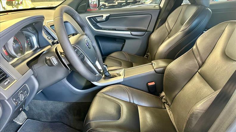 VOLVO XC60 2.4 D5 Momentum AWD VOLVO XC60 2.4 D5 Momentum AWD