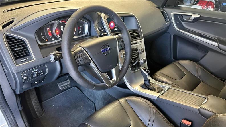 VOLVO XC60 2.4 D5 Momentum AWD VOLVO XC60 2.4 D5 Momentum AWD