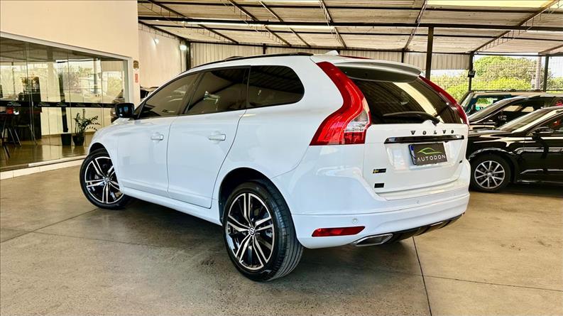 VOLVO XC60 2.4 D5 Momentum AWD VOLVO XC60 2.4 D5 Momentum AWD