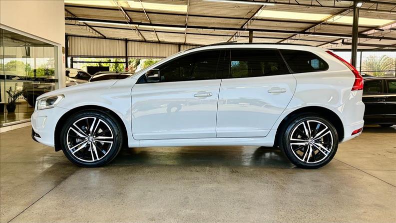 VOLVO XC60 2.4 D5 Momentum AWD VOLVO XC60 2.4 D5 Momentum AWD