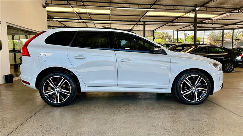 VOLVO XC60 2.4 D5 Momentum AWD VOLVO XC60 2.4 D5 Momentum AWD