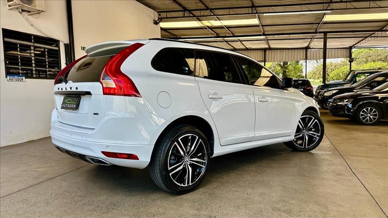 VOLVO XC60 2.4 D5 Momentum AWD VOLVO XC60 2.4 D5 Momentum AWD
