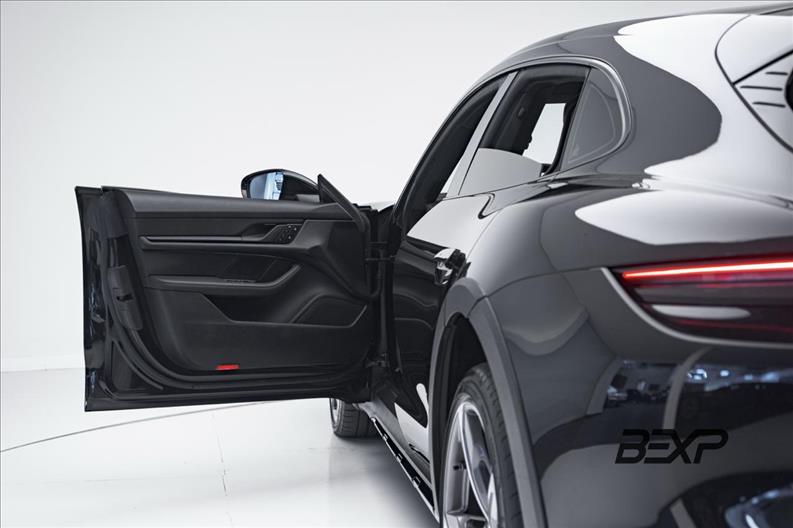Porsche-TAYCAN-4 Cross Turismo