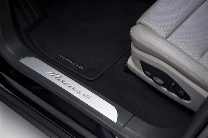 Porsche-MACAN-4