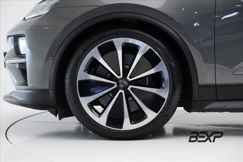 Porsche-MACAN-Turbo