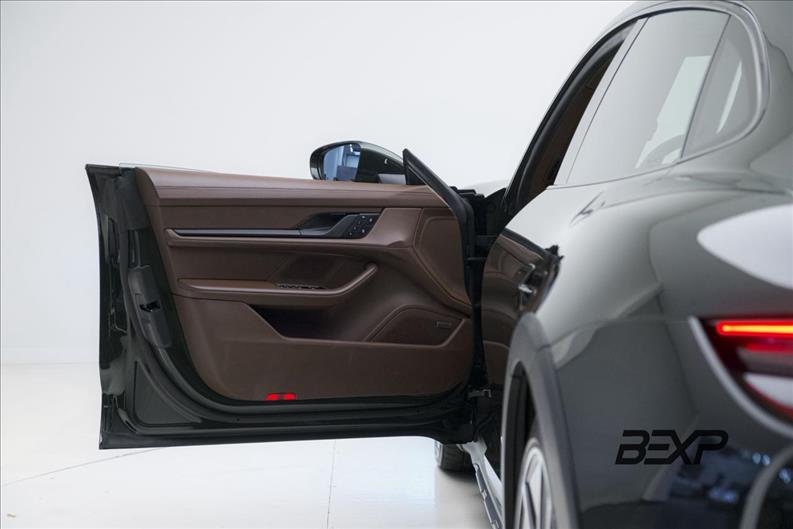 Porsche-TAYCAN-4 Cross Turismo