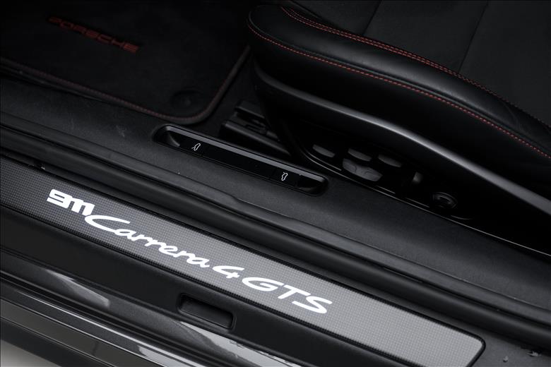 Porsche-911-3.0 24V H6 Carrera 4 GTS