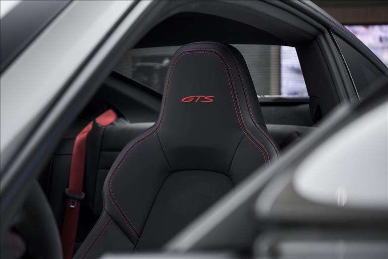 Porsche-911-3.0 24V H6 Carrera 4 GTS