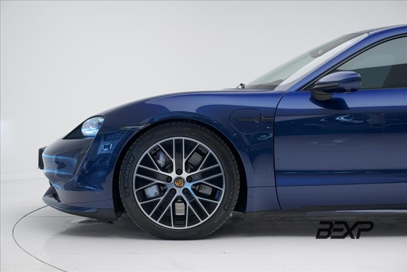 Porsche-TAYCAN-Turbo