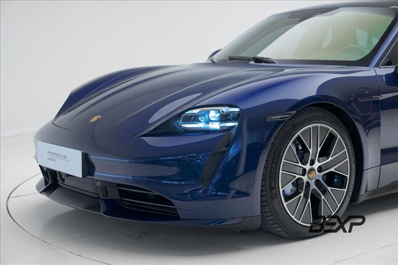 Porsche-TAYCAN-Turbo