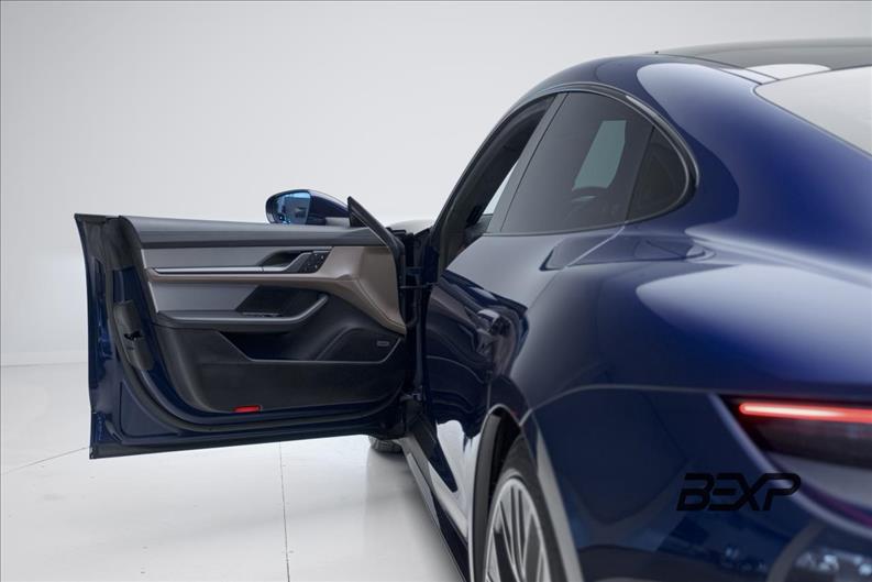 Porsche-TAYCAN-Turbo