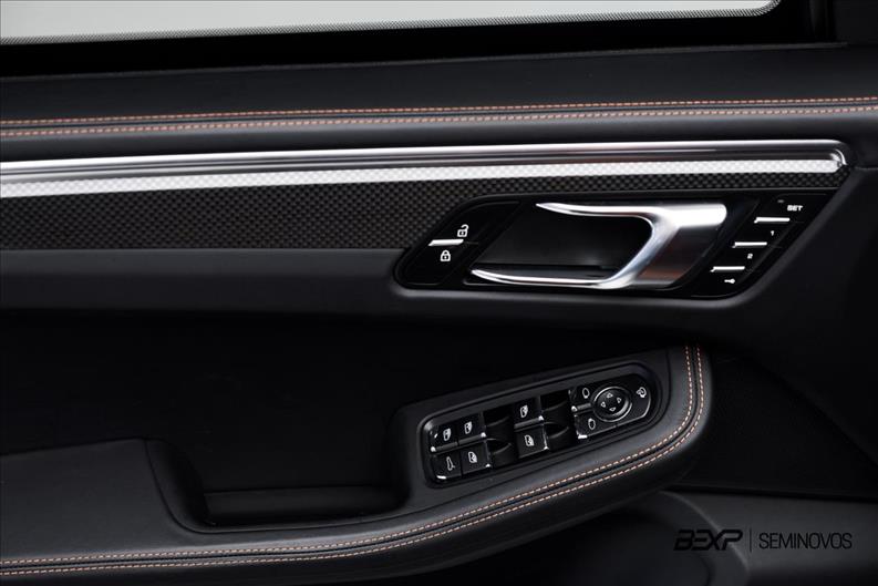 Porsche-MACAN-2.0 Turbo T