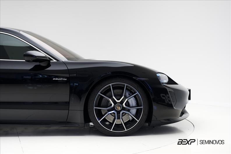 Porsche-TAYCAN-Turbo