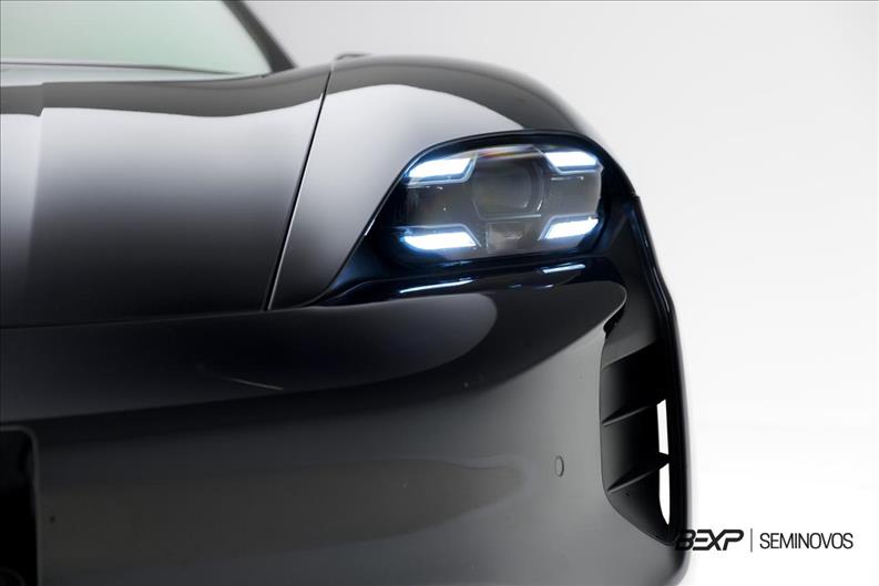 Porsche-TAYCAN-Turbo