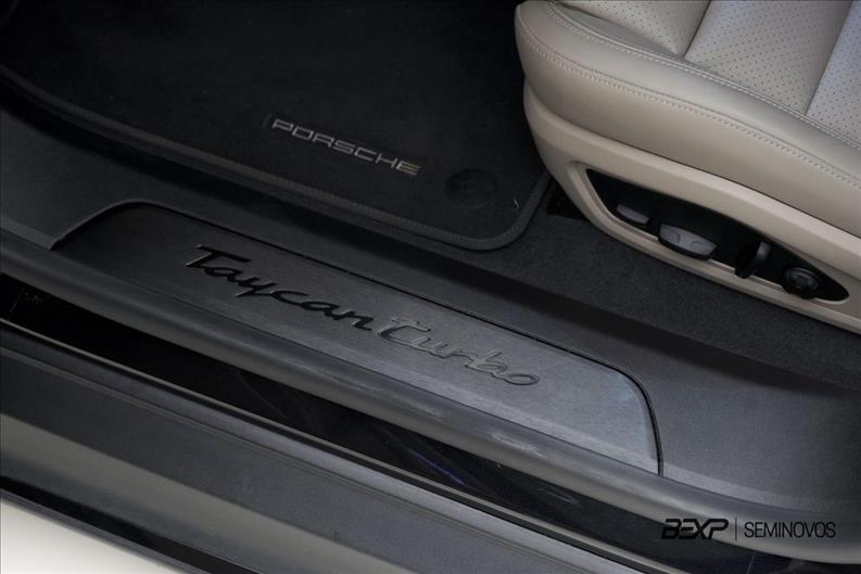 Porsche-TAYCAN-Turbo