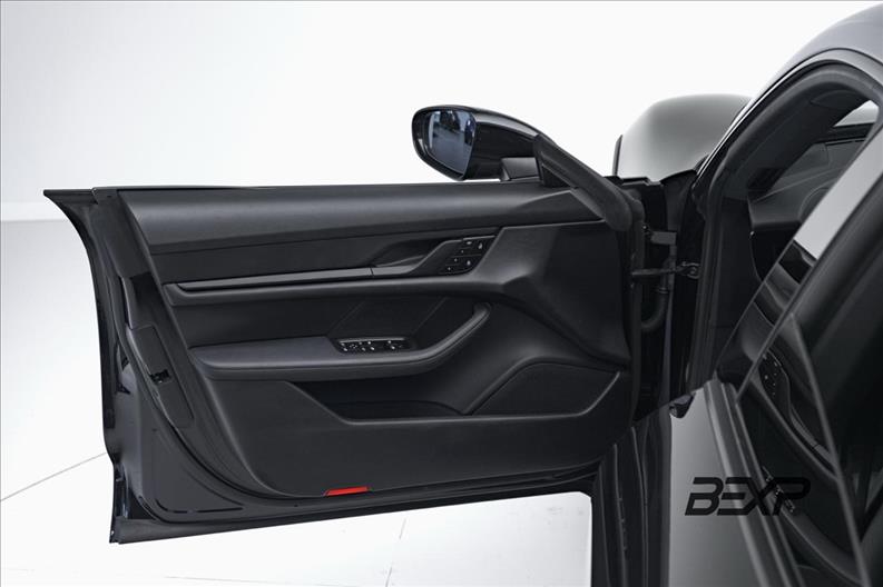 Porsche-TAYCAN-4 Cross Turismo