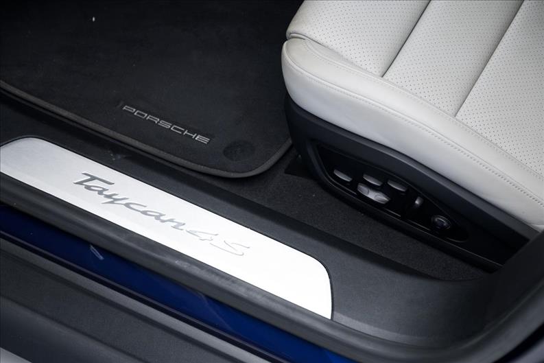 Porsche-TAYCAN-4s