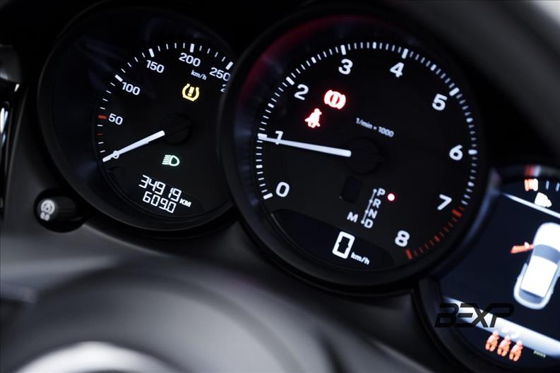 Porsche-MACAN-2.0 Turbo