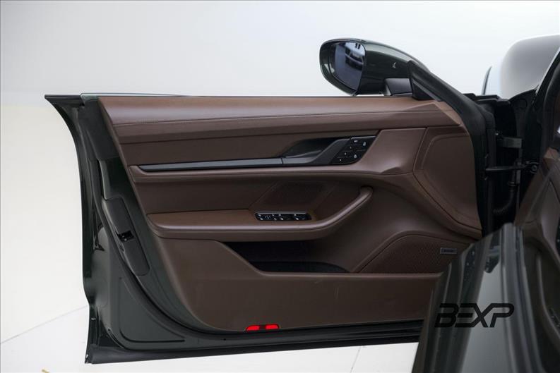 Porsche-TAYCAN-4 Cross Turismo