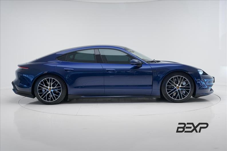 Porsche-TAYCAN-Turbo