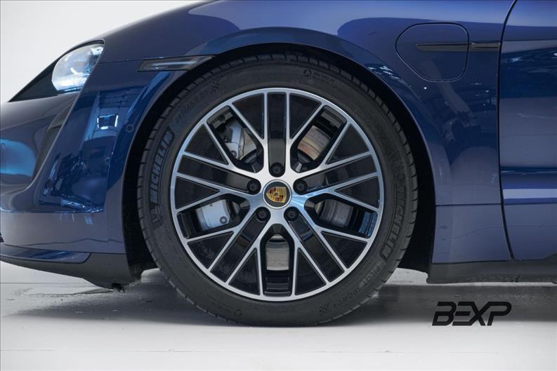 Porsche-TAYCAN-Turbo