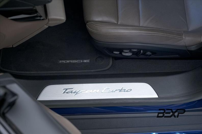 Porsche-TAYCAN-Turbo