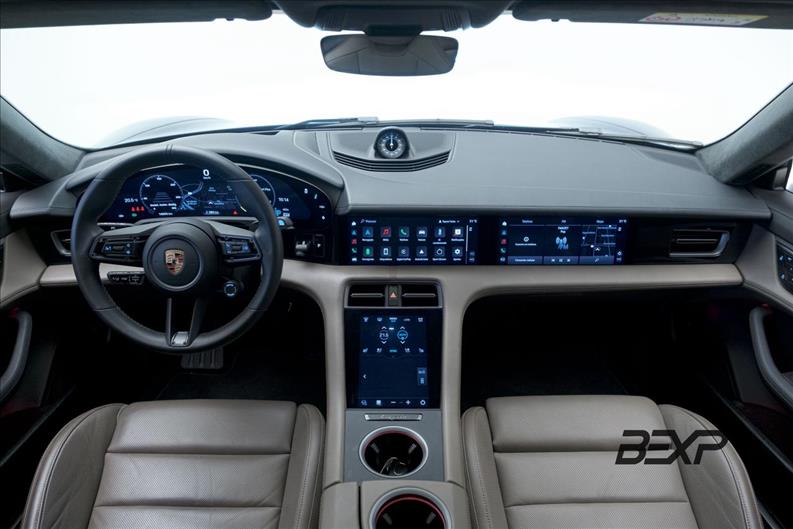 Porsche-TAYCAN-Turbo