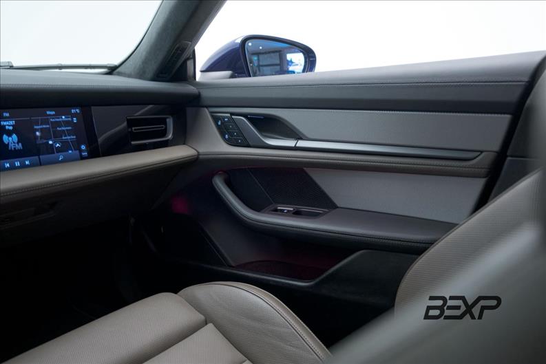Porsche-TAYCAN-Turbo