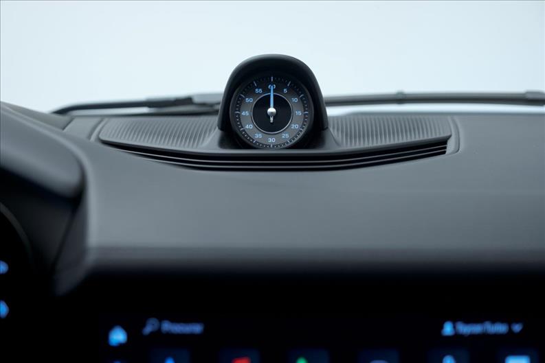 Porsche-TAYCAN-Turbo