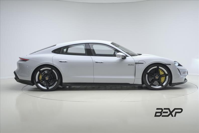 Porsche-TAYCAN-Turbo S